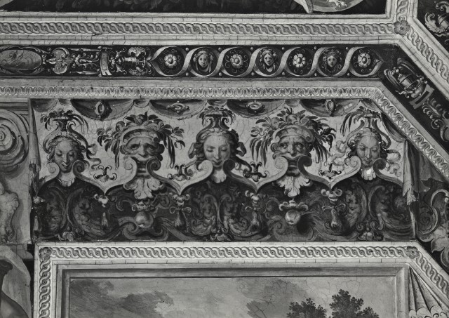 Istituto Centrale per il Catalogo e la Documentazione: Fototeca Nazionale — Anonimo romano - sec. XVI - Fregio con mascheroni — particolare